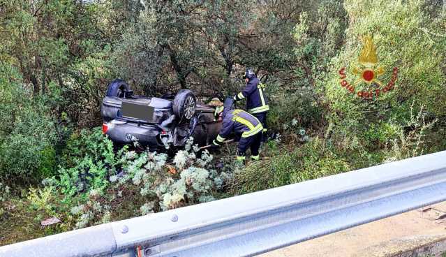 Cagliari, auto contro il guardrail vola fuori strada sulla 130: due feriti 