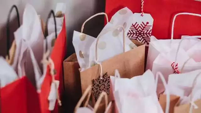 Natale, Confcommercio: "I sardi spenderanno circa 120 euro a testa per i regali"