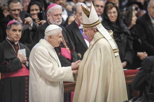 Papa Francesco: “Benedetto XVI è molto malato, pregate per lui”