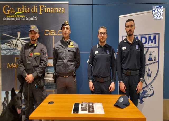 Traffico internazionale di droga: bloccato all'aeroporto di Elmas