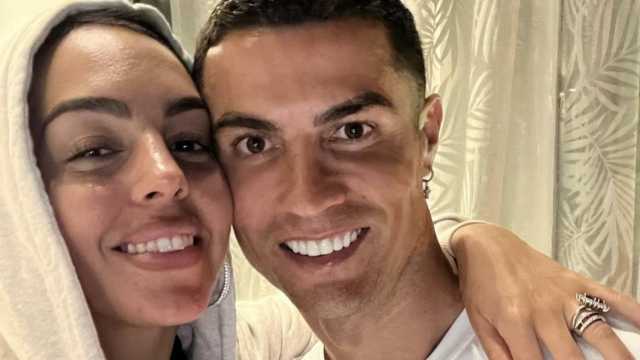 Cristiano ronaldo in giacca e cravatta