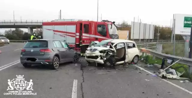 Oltre mille incidenti stradali a Cagliari nel 2022: "Causa principale uso cellulari alla guida"