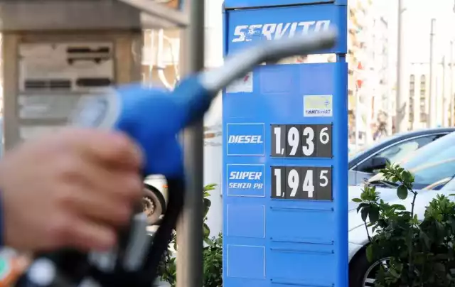 Prezzi dei carburanti, indaga la finanza: al via i controlli