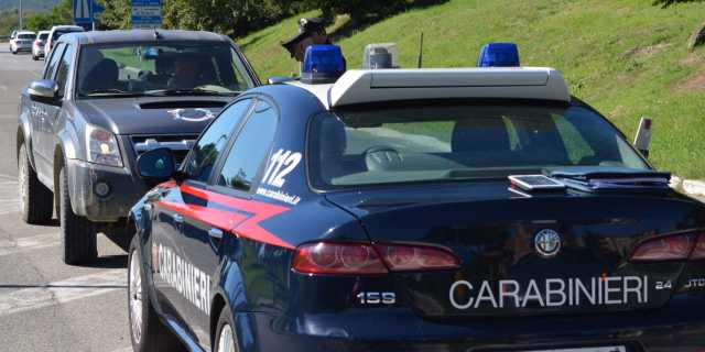 Pula, vede i carabinieri e scappa: nascondeva cocaina, marijuana e contanti