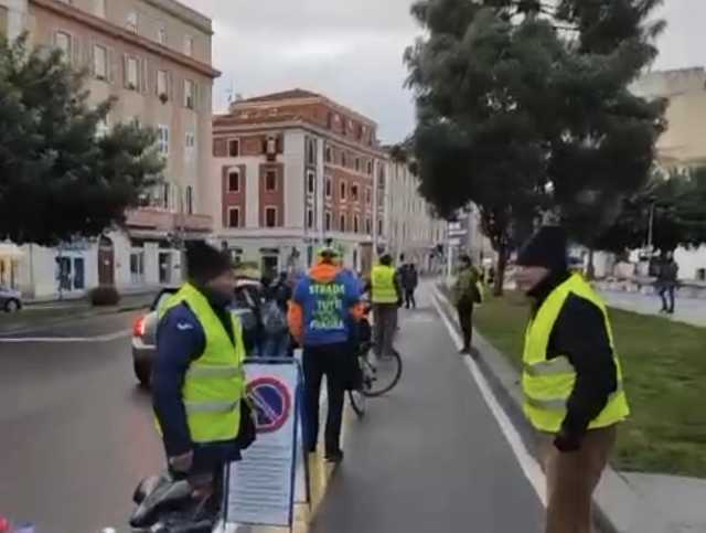 Cagliari, occupata la pista ciclabile in piazza Garibaldi: "Contro la sosta abusiva delle auto"