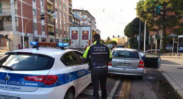 Cagliari, sorpreso alla guida di un'auto non assicurata senza patente