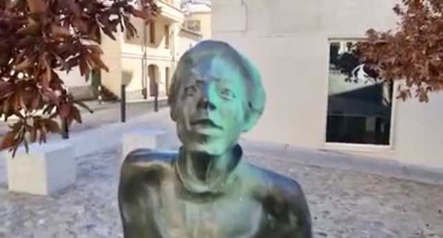 Imbrattata la statua di Grazia Deledda a Nuoro, il sindaco: 