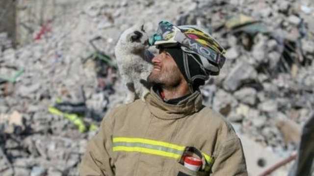 Ali Cakas con il gatto Enkaz