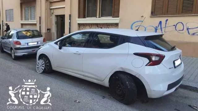 Youtg Net Cagliari Danneggia Le Auto In Sosta In Via Medaglie D Oro