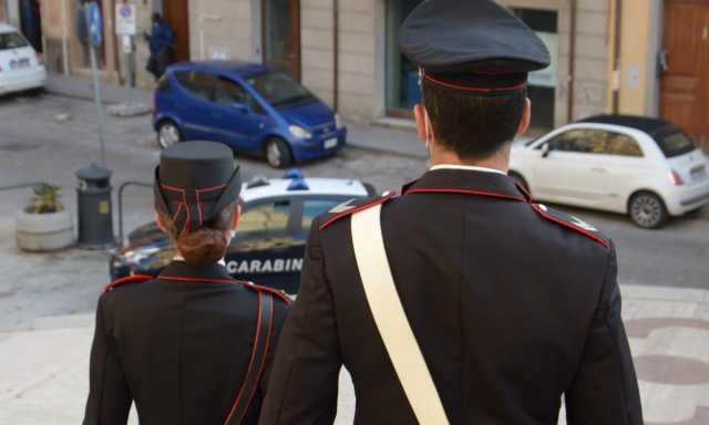 carabinieri di spalle