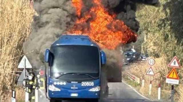 autobus Arst in fiamme