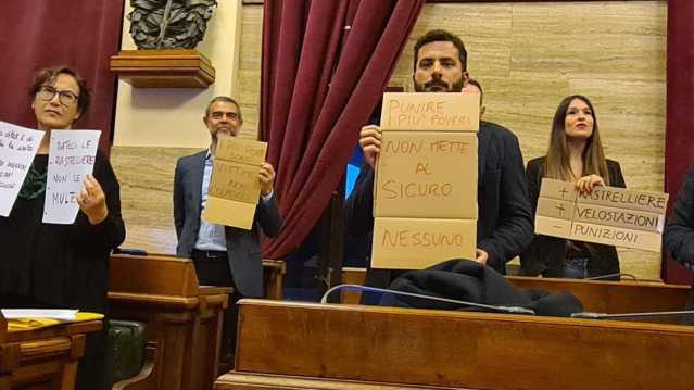 protesta consiglio comunale Cagliari