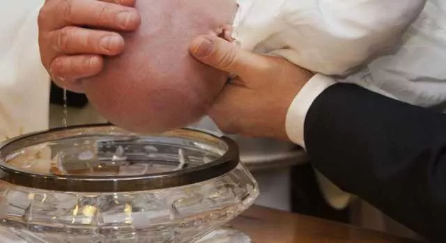 Acido nell'acqua santa durante il battesimo, bimba finisce in ospedale