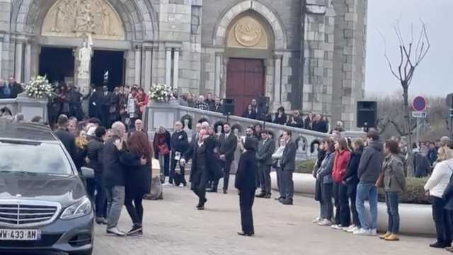 Stéphan Voirin balla al funerale della moglie