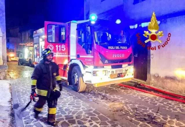 Incendio in una casa a Scano di Montiferro: crolla il tetto, scatta l'evacuazione