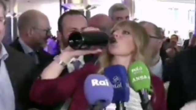 Alessandra Mussolini beve vino Balente