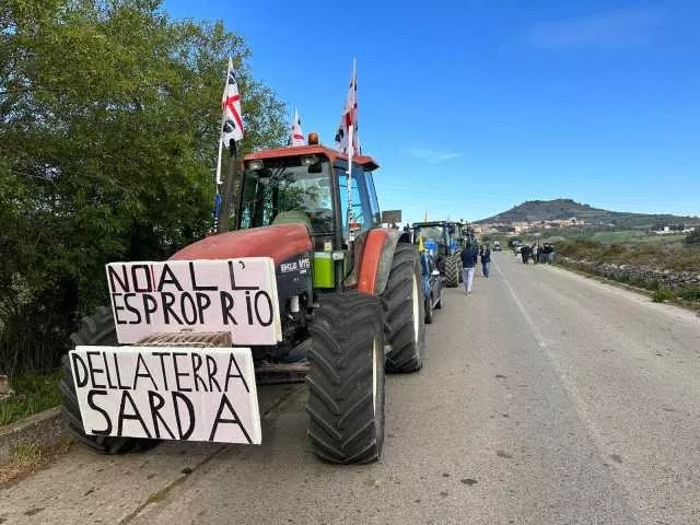 Youtg Net A Barumini La Protesta Dei Trattori Contro Le Pale Eoliche