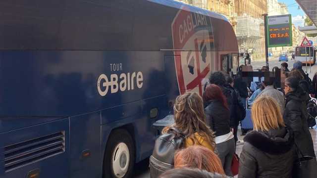 L'autobus del Cagliari con i passeggeri