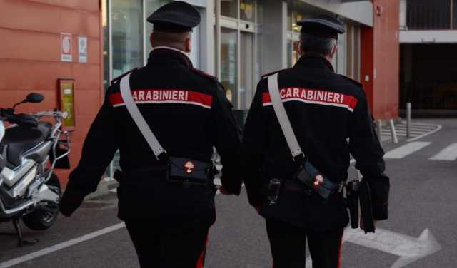 Carabinieri In Piedi