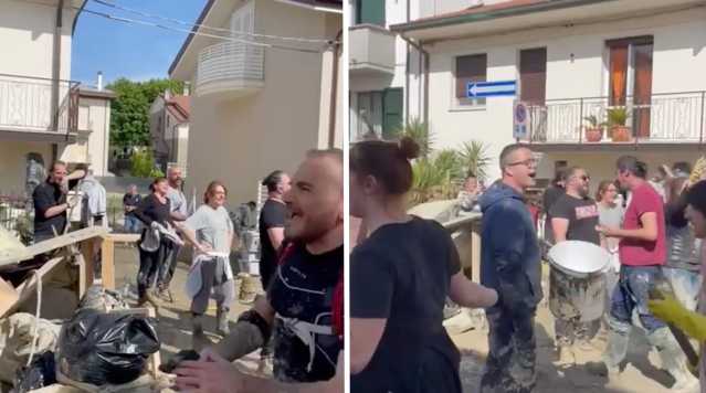 Cesena, i volontari spalano il fango dalle strade e cantano 