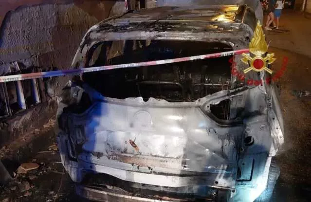 Youtg Net Sestu Auto In Sosta Distrutta Da Un Incendio Danneggiata