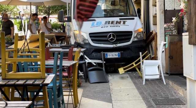 Il camion contro i tavolini