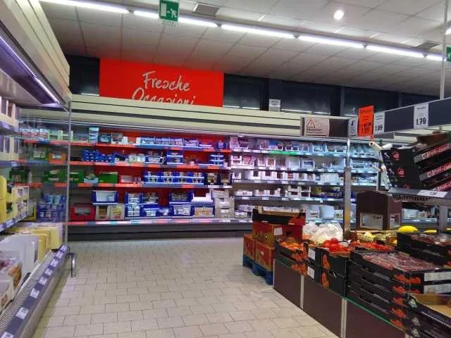 Cagliari, sorpreso mentre ruba al supermercato: spintona un commesso e tenta la fuga