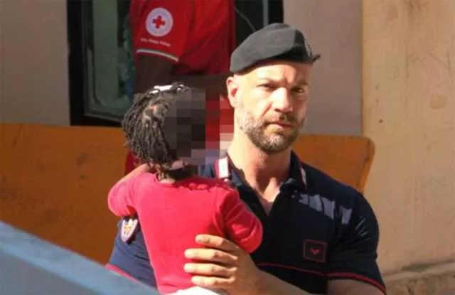 Il carabiniere che abbraccia la bambina migrante a Lampedusa: lo scatto che ha commosso il web