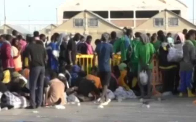 È caos a Porto Empedocle, migranti in fuga: 