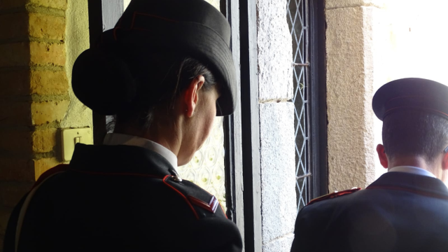 Picchia la moglie, lei chiama i carabinieri: arrestato 91enne