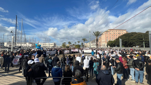 Cagliari, duemila dipendenti comunali in piazza: 