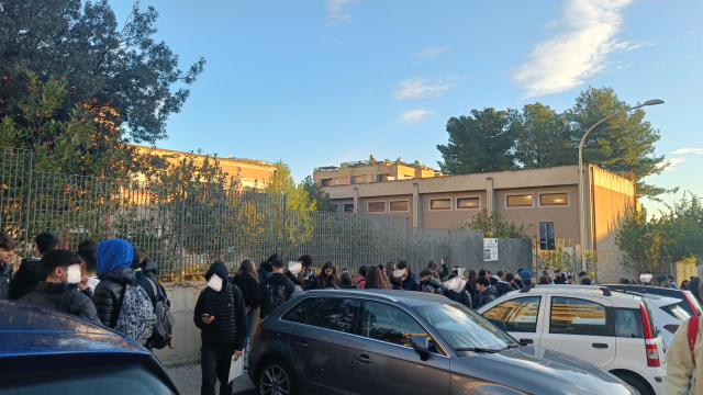 il liceo alberti con studenti in protesta