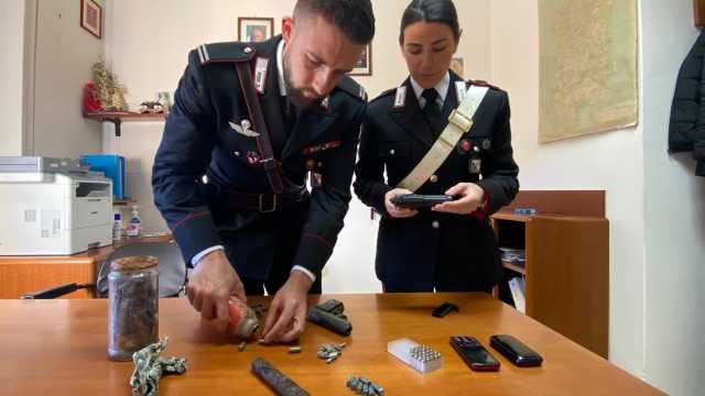 Ortueri NU Arrestato Dai Carabinieri Per Detenzione Di Armi Munizioni Bombe A Mano E Materiale Esplosivo