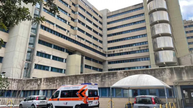 brotzu, un'ambulanza in ospedale