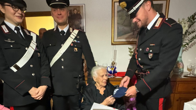 carabinieri con centenaria