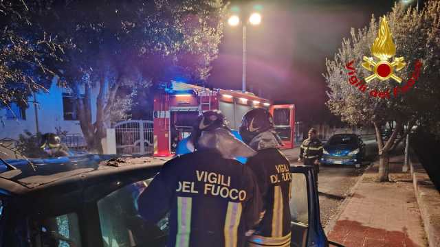 Orosei, in fiamme un'auto nella notte: vigili del fuoco non escludono incendio doloso