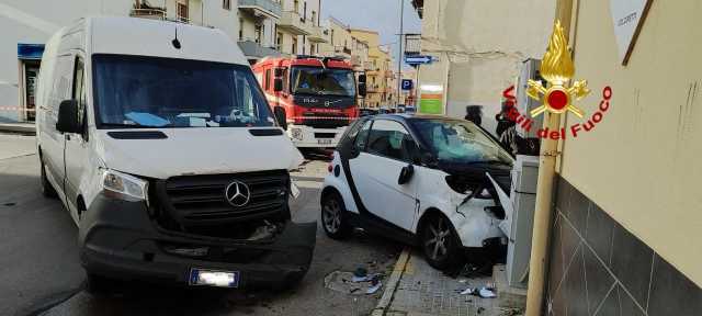 Alghero, Smart si scontra con un furgone: un ferito in ospedale