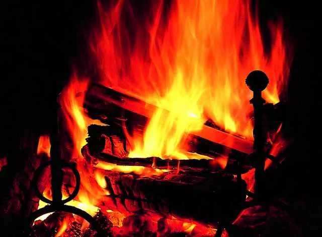 Tragedia a Macchiareddu: 62enne accende fuoco per riscaldarsi e muore per le esalazioni
