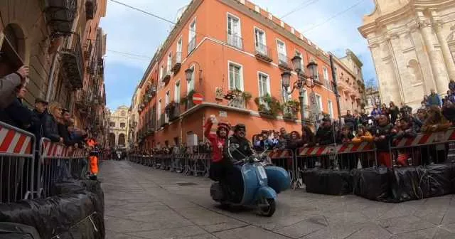 Batman lavora in un sexy shop di Cagliari e appena può corre ad