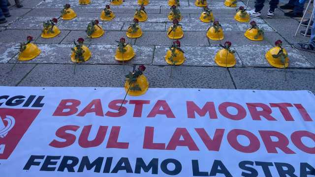 Caschi da lavoro a terra in segno di lutto: sit-in contro le morti sul lavoro a Cagliari