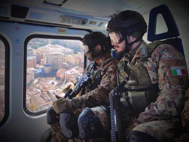 Carabinieri sull'elicottero