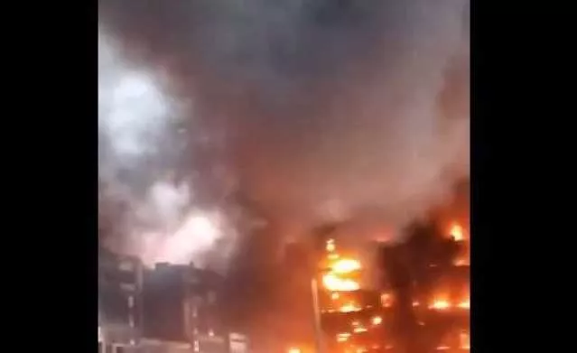 Incendio divora due grattacieli a Valencia: almeno 4 morti carbonizzati