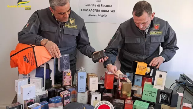 Vendeva profumi e orologi a prezzi stracciati, ma erano contraffatti: una denuncia a Tortolì