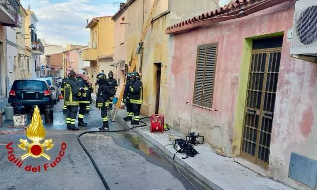 Incendio in un appartamento a Olbia: vigili del fuoco al lavoro