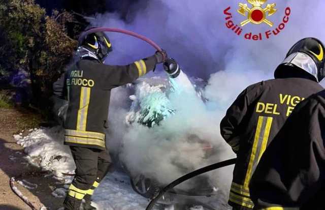 La Maddalena, in fiamme un'auto durante la notte: vigili del fuoco al lavoro