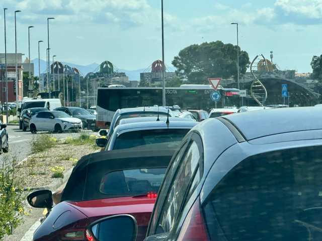 Cagliari, lavori in via Peretti per gli attraversamenti rialzati e traffico in tilt