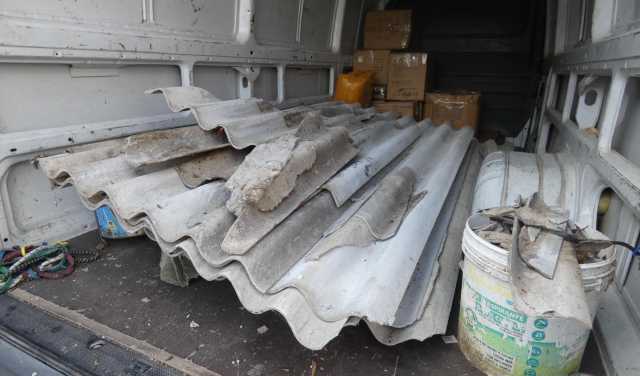 Smaltivano lastre di amianto nella periferia di Oristano: due denunce