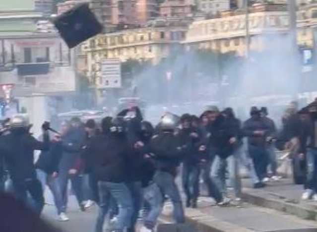 Scontri nel pre partita Genoa-Cagliari: volano tavoli e cinghiate tra tifosi (VIDEO)