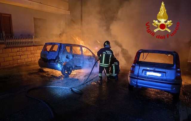 Attentato incendiario a Nuoro: in fiamme le auto di una donna