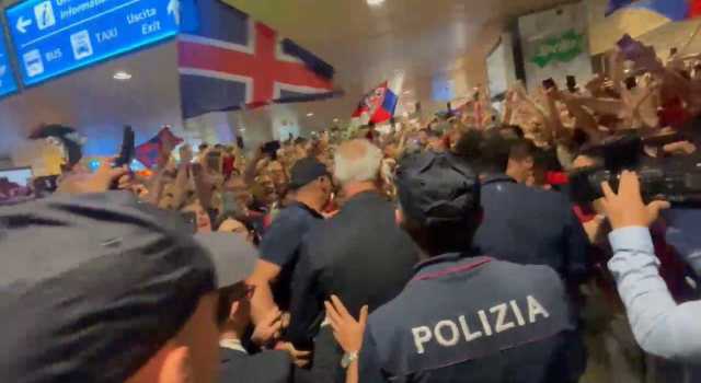 Festa salvezza all'arrivo del Cagliari in aeroporto: migliaia di tifosi accolgono la squadra